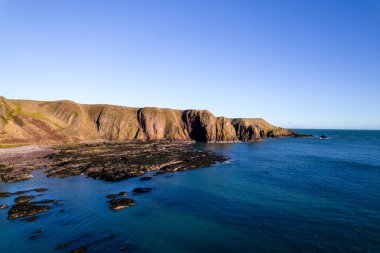 İskoçya kıyıları Dunnottar Kalesi yakınlarında. Yukarıdan görüntüle