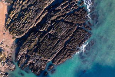 İskoçya kıyıları Dunnottar Kalesi yakınlarında. Yukarıdan görüntüle