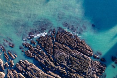 İskoçya kıyıları Dunnottar Kalesi yakınlarında. Yukarıdan görüntüle