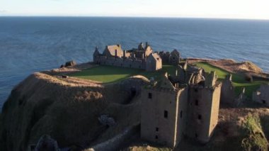 Dunnottar Ortaçağ kalesi İskoçya 'nın doğu kıyısında yer almaktadır.