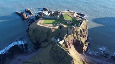 İskoçya kıyıları Dunnottar Kalesi yakınlarında. Yukarıdan görüntüle