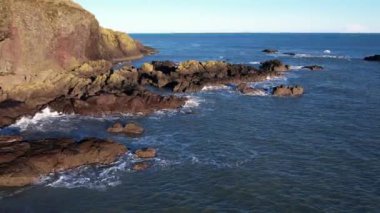 İskoçya kıyıları Dunnottar Kalesi yakınlarında. Yukarıdan görüntüle