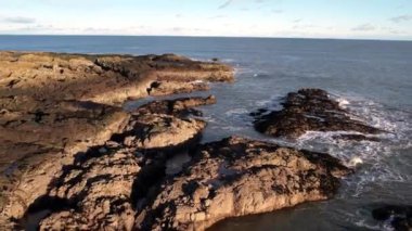 İskoçya kıyıları Dunnottar Kalesi yakınlarında. Yukarıdan görüntüle