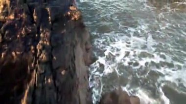 İskoçya kıyıları Dunnottar Kalesi yakınlarında. Yukarıdan görüntüle