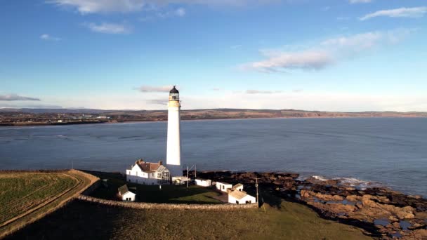 Fyrtårn Ved Kysten Nordsjøen Skottland Sett Ovenfra – stockvideo