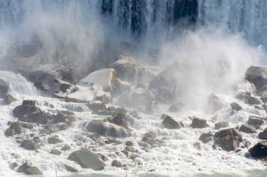 Kanada 'da güneş ışığında Niagara Şelalesi' nin çarpıcı manzarası.