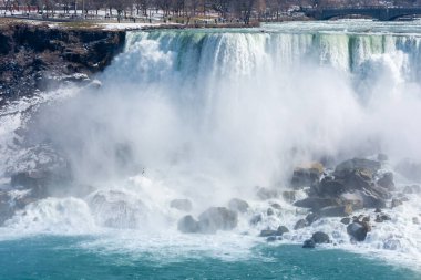 Kanada 'da güneş ışığında Niagara Şelalesi' nin çarpıcı manzarası.