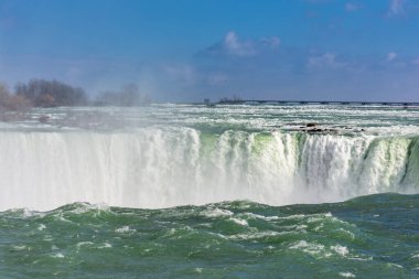 Kanada 'da güneş ışığında Niagara Şelalesi' nin çarpıcı manzarası.