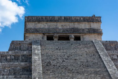 Meksika 'daki Kukulkan' daki Maya piramidi, antik Chichen Itza şehri.