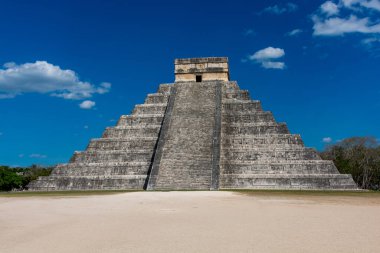Meksika 'daki Kukulkan' daki Maya piramidi, antik Chichen Itza şehri.