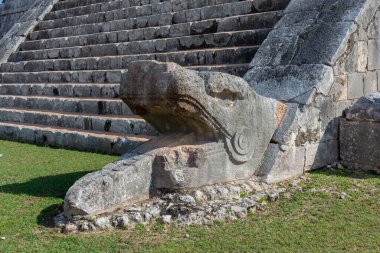 Meksika 'daki Kukulkan' daki Maya piramidi, antik Chichen Itza şehri.