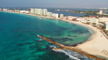 Meksika Cancun, güzel Karayipler deniz kıyısı turkuaz su, üst manzara.
