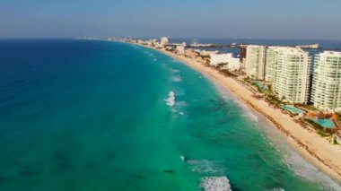 Meksika Cancun, güzel Karayipler deniz kıyısı turkuaz su, üst manzara.