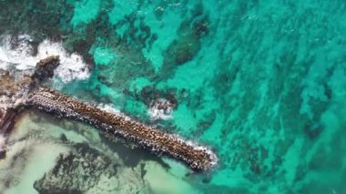 Meksika Cancun, güzel Karayipler deniz kıyısı turkuaz su, üst manzara.