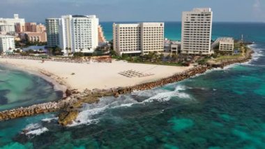 Meksika Cancun, güzel Karayipler deniz kıyısı turkuaz su, üst manzara.