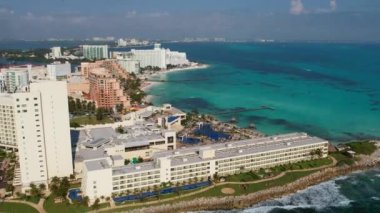 Meksika Cancun, güzel Karayipler deniz kıyısı turkuaz su, üst manzara.