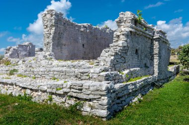 Meksika antik Maya şehri Tulum 'daki Karayipler kıyısında.