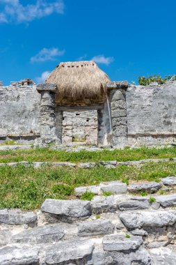 Meksika antik Maya şehri Tulum 'daki Karayipler kıyısında.