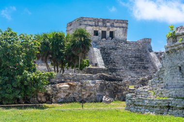Meksika antik Maya şehri Tulum 'daki Karayipler kıyısında.