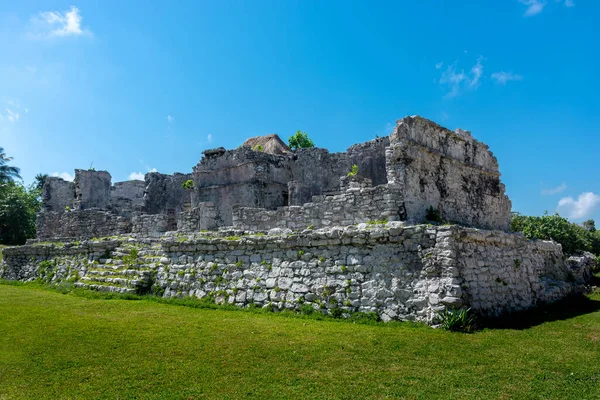 Meksika antik Maya şehri Tulum 'daki Karayipler kıyısında.