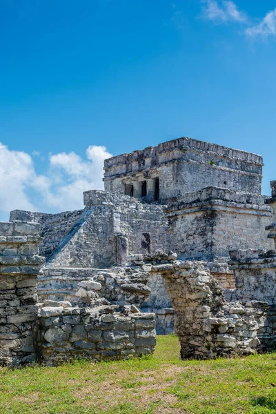 Meksika antik Maya şehri Tulum 'daki Karayipler kıyısında.
