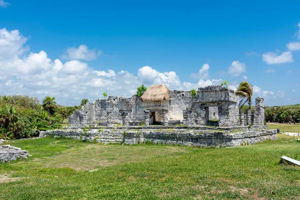 Meksika antik Maya şehri Tulum 'daki Karayipler kıyısında.
