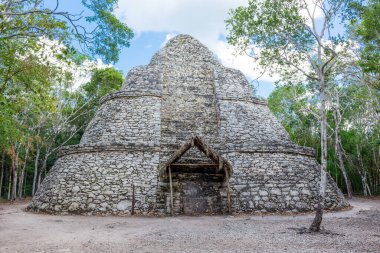 Meksika 'daki Yucatan Yarımadası' ndaki antik Maya şehri Coba 'nın kalıntıları..
