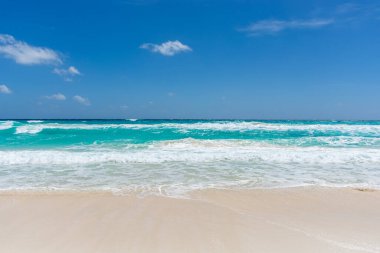 Meksika Cancun, güzel Karayip kıyıları, turkuaz suyla deniz manzarası.