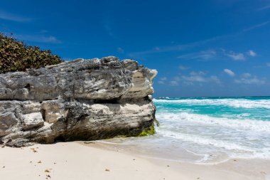 Meksika Cancun, güzel Karayip kıyıları, turkuaz suyla deniz manzarası.
