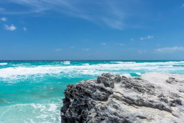 Meksika Cancun, güzel Karayip kıyıları, turkuaz suyla deniz manzarası.
