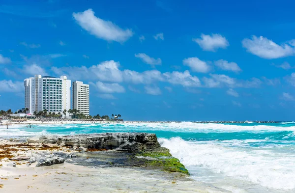 Meksika Cancun, güzel Karayip kıyıları, turkuaz suyla deniz manzarası.
