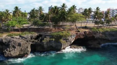Dominik Cumhuriyeti Santo Domingo, güzel Karayip deniz kıyıları turkuaz su, üst manzara.