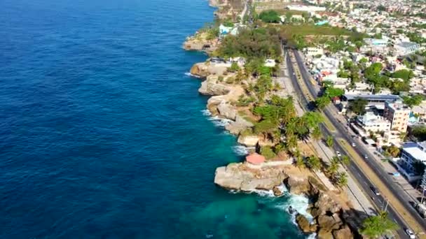 ドミニカ共和国サントドミンゴ ターコイズブルーの海と美しいカリブ海の海岸 トップビュー — ストック動画