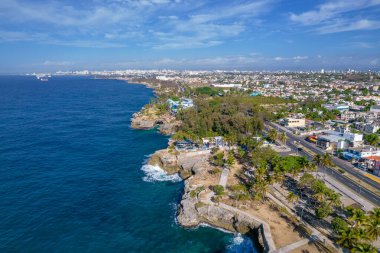 Dominik Cumhuriyeti Santo Domingo, güzel Karayip deniz kıyıları turkuaz su, üst manzara.