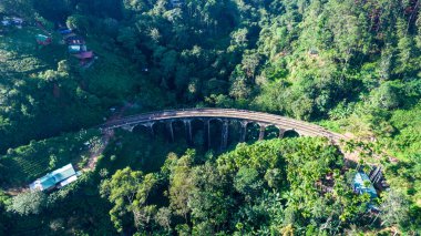 Ella şehrinin yakınında, Sri Lanka 'da güzel bir dokuz kemerli köprü. Üst görünüm, hava fotoğrafçılığı.