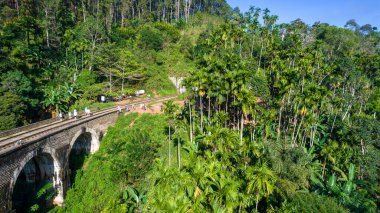 Ella şehrinin yakınında, Sri Lanka 'da güzel bir dokuz kemerli köprü. Üst görünüm, hava fotoğrafçılığı.