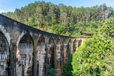 Ella şehrinin yakınında, Sri Lanka 'da güzel bir dokuz kemerli köprü. Üst görünüm, hava fotoğrafçılığı.