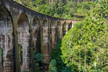 Ella şehrinin yakınında, Sri Lanka 'da güzel bir dokuz kemerli köprü. Üst görünüm, hava fotoğrafçılığı.