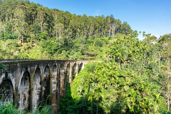 Ella şehrinin yakınında, Sri Lanka 'da güzel bir dokuz kemerli köprü. Üst görünüm, hava fotoğrafçılığı.