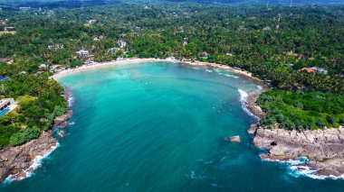Dikwella, Sri Lanka 'daki güzel Hint Okyanusu kıyısı. Üst görünüm, hava fotoğrafçılığı.