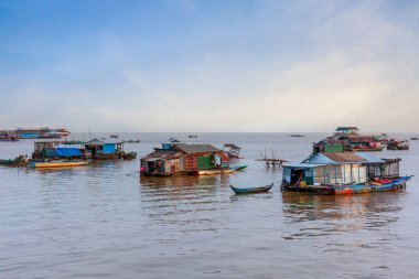 Kamboçya 'daki Tonle Sap gölünün kıyısındaki köy. Güzel ışıklandırma, gün batımı.