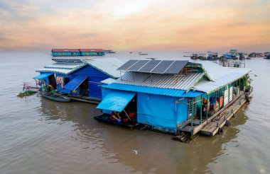 Kamboçya 'daki Tonle Sap gölünün kıyısındaki köy. Güzel ışıklandırma, gün batımı.