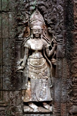 Kamboçya 'daki Angkor Thom' un merkezinde antik Bayon tapınağı kompleksi.