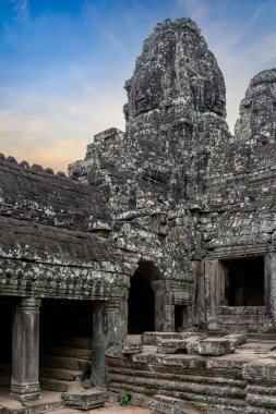 Kamboçya 'daki Angkor Thom' un merkezinde antik Bayon tapınağı kompleksi.