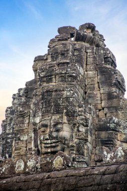Kamboçya 'daki Angkor Thom' un merkezinde antik Bayon tapınağı kompleksi.