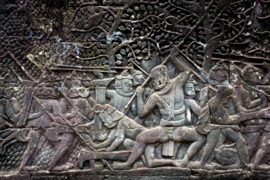 Kamboçya 'daki Angkor Thom' un merkezinde antik Bayon tapınağı kompleksi.