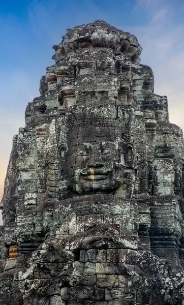 Kamboçya 'daki Angkor Thom' un merkezinde antik Bayon tapınağı kompleksi.