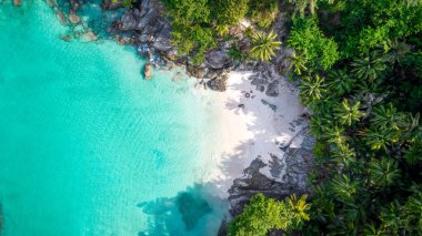 Patong yakınlarındaki Phuket Adası 'ndaki Özgürlük Kumsalı. Hava fotoğrafçılığı.