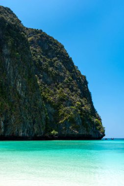 Tayland 'daki Phi Phi Ley adasındaki güzel Maya Körfezi plajı.