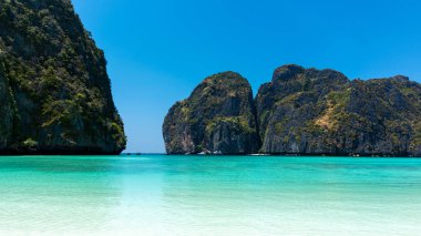Tayland 'daki Phi Phi Ley adasındaki güzel Maya Körfezi plajı.